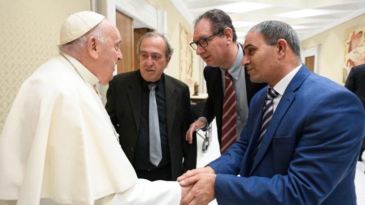 Pope embraces bereaved Palestinian and Israeli fathers who found friendship amid war | Vatican News