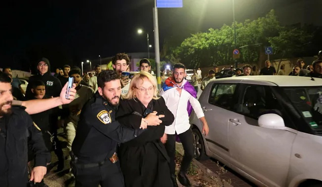 Rightists Storm Reform Synagogue During Joint Israeli-Palestinian Memorial Day Ceremony | Haaretz